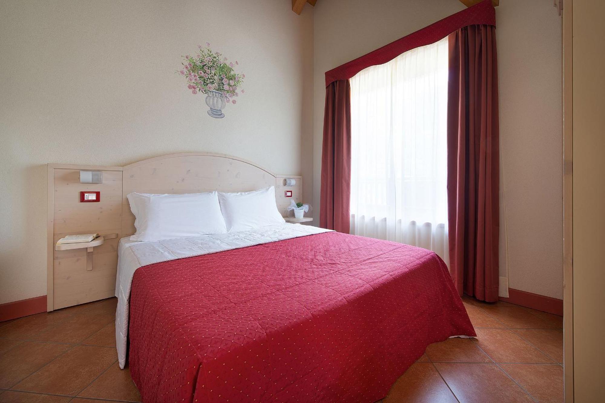 Residence Adamello Resort Ponte Di Legno Room photo